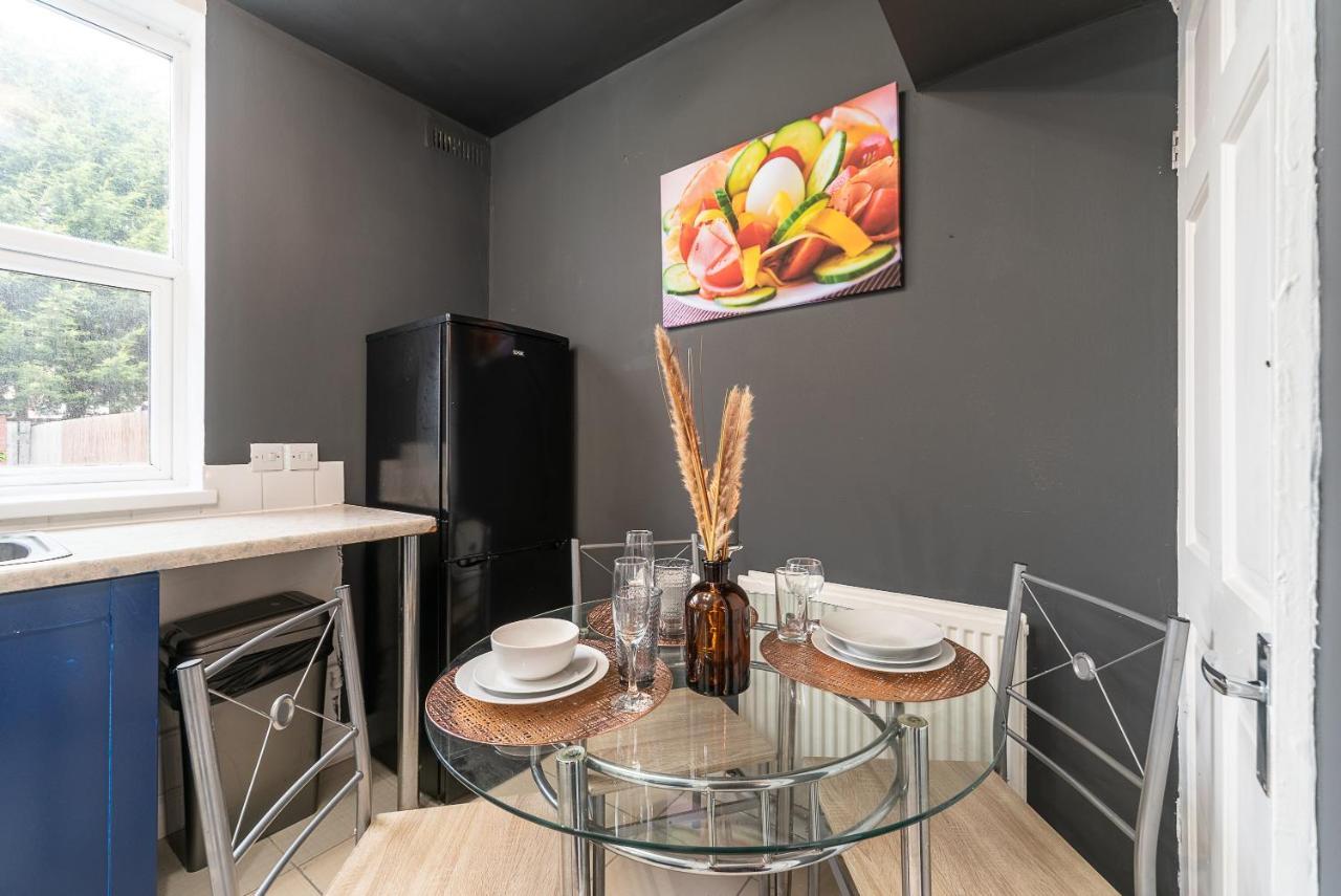 J'S Home Away From Home Fresh 2 Bedroom Garden Parking Kingston upon Hull ภายนอก รูปภาพ